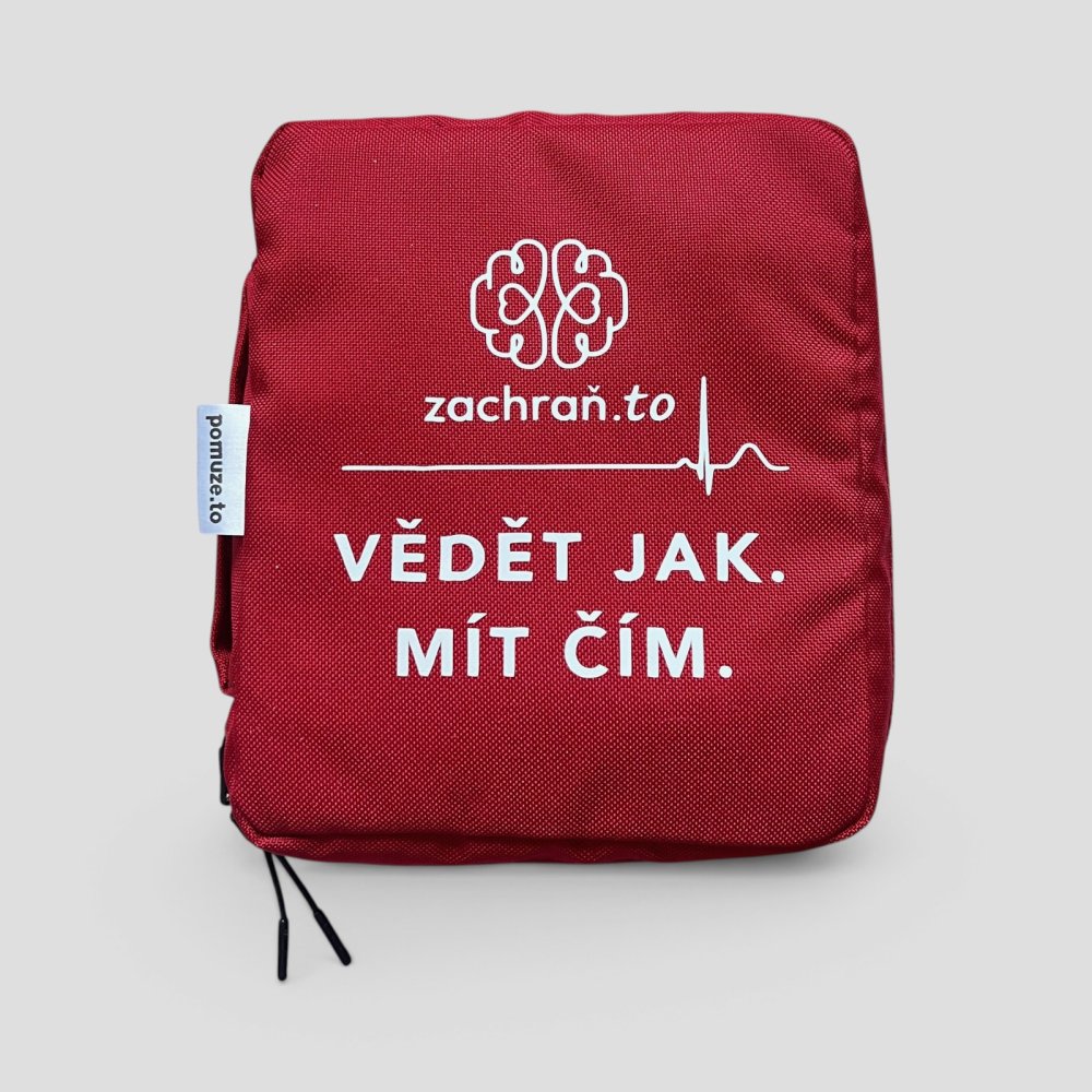 Lékárnička Zachraň.to zblízka, bílé logo na bordó látce