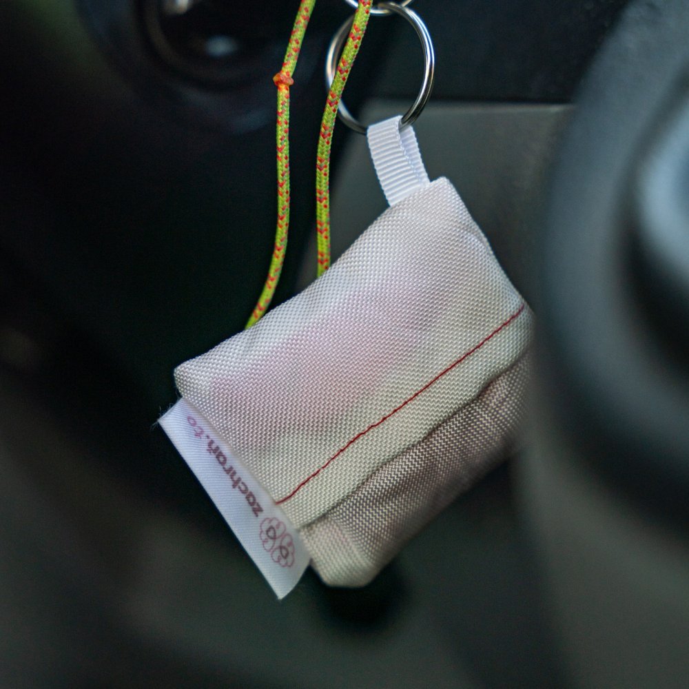 Klíčenka s rukavicemi zachraň.to na klíčích od auta